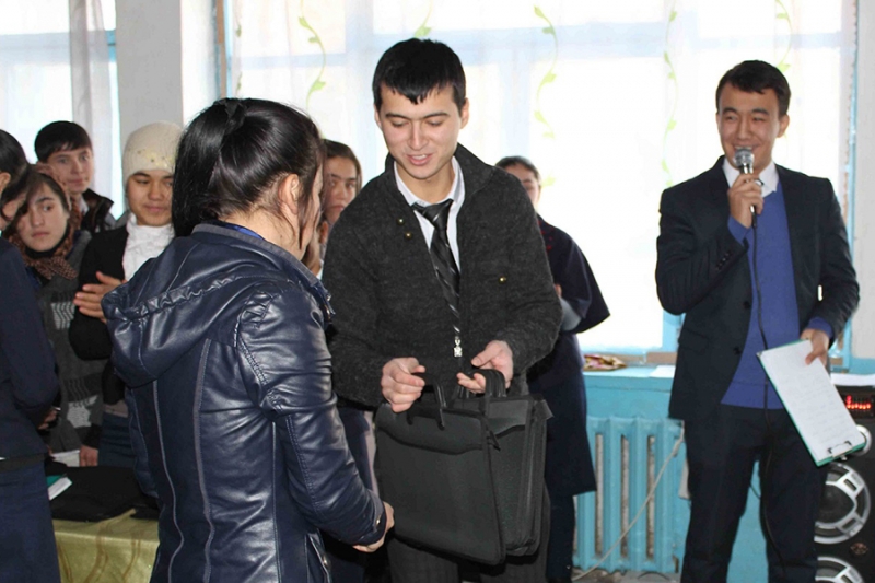 Participation des jeunes dans les r&eacute;gions frontali&egrave;res du Tadjikistan et du Kirghizistan &agrave; faire face aux urgences et AIC